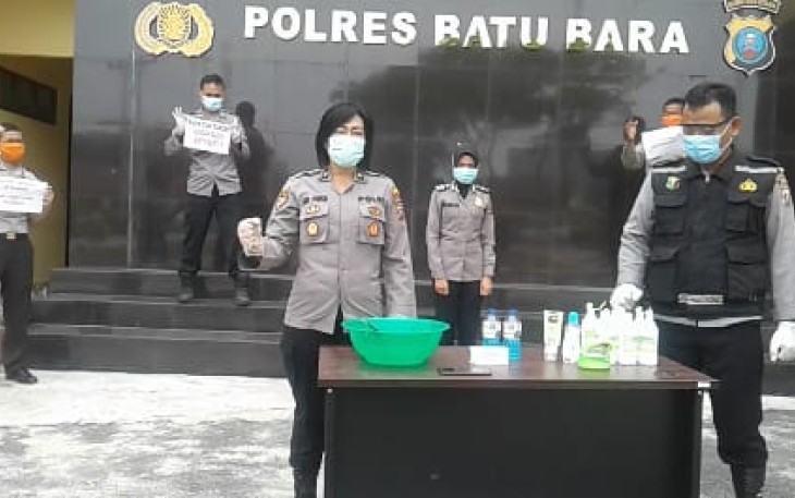 Kabag Sumda Kompol Dr. Sri Pinem, SH, M.kn dan Urkes Polres Batu Bara mendemokan cara pembuatan Hand Sanitizer (Anti Septik Pencuci Tangan) dengan cara praktis.