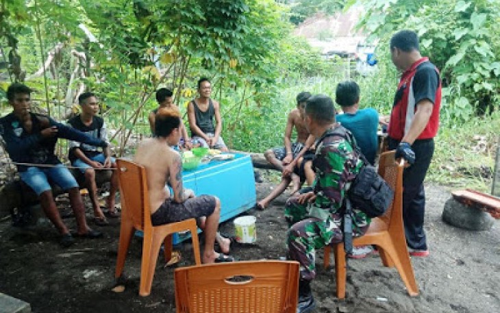 Babinsa bersama Babinkantibmas bubarkan kelompok pemuda yang kedapatan miras