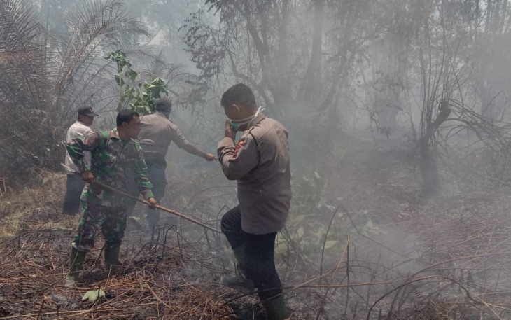 Danramil 05/BD Dibantu Anggota Polsek Aek Natas Terjun Langsung Padamkan Api