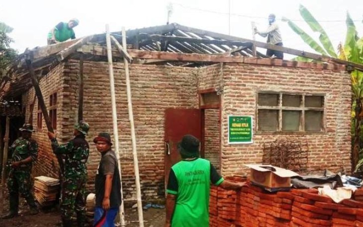 Satgas TMMD Reguler Pekalongnan Ganti Total Atap Rumah Sri 