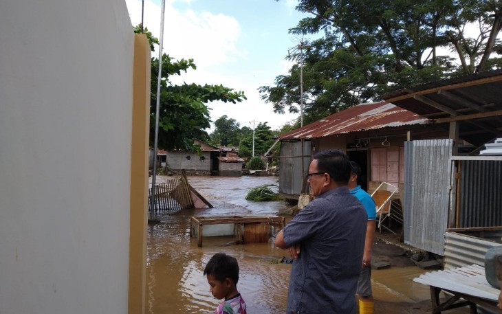 Wakil Walikota Bitung Temui Warga Terdampak Banjir