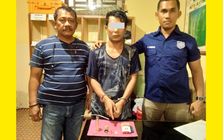 Terduga pelaku (tengah) saat diamankan
