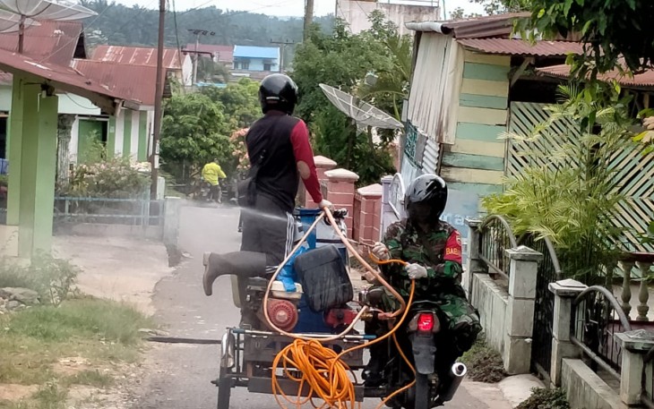 Babinsa Koramil 08/RP semprot disinfektan dilingkungan rumah warga