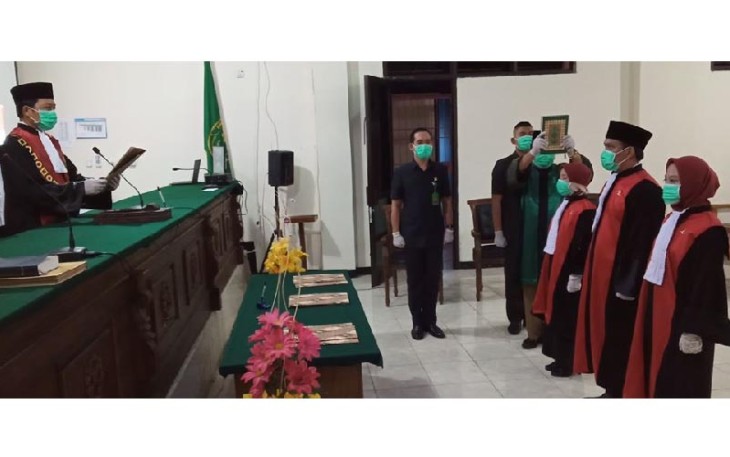 Ketua Pengadilan Negeri Bintuhan Purwanta SH MH Melantil Tiga Hakim Baru 