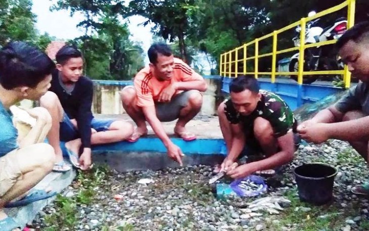 Satgas TMMD Reguler Pekalongan Dekati Pemuda Desa Dengan Memancing