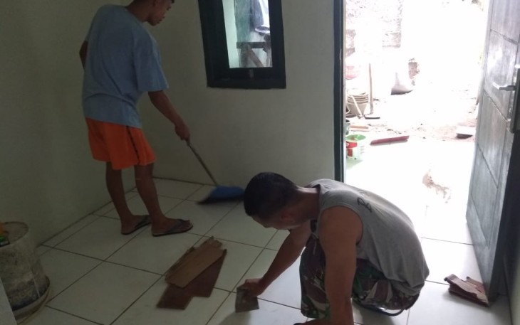 Warga Setia Bantu Satgas TMMD Kerjakan Rumah Thiharoh