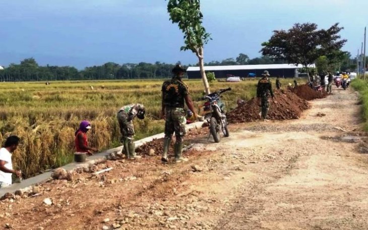 Finishing Talud di Dua Titik Dikebut