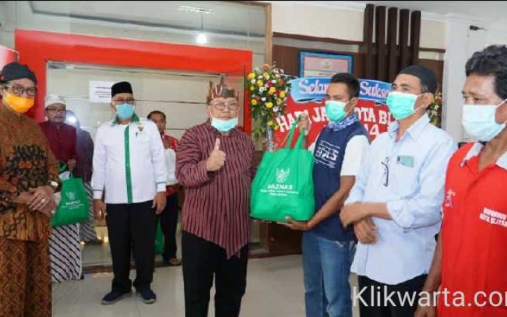 Plt Walikota Blitar Santoso saat menyerahkan Sembako