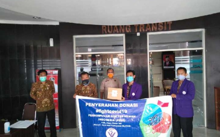 Prosesi Penyerahan Bantuan PDHI Cabang Jawa Timur kepada Gugus Tugas Penanganan Covid-19 Kabupaten Blitar (foto: Faisal NR / Klikwarta.com) 