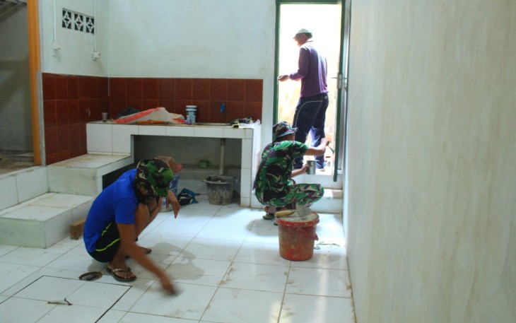 Satgas TMMD 107 Kodim 0508/Depok Percantik Rumah Nona Rita