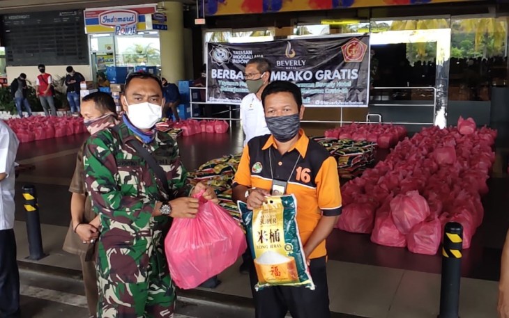Personel Lanud Hang Nadim Batam saat bagikan sembako kepada Porter Bandara Internasional Hang Nadim Batam