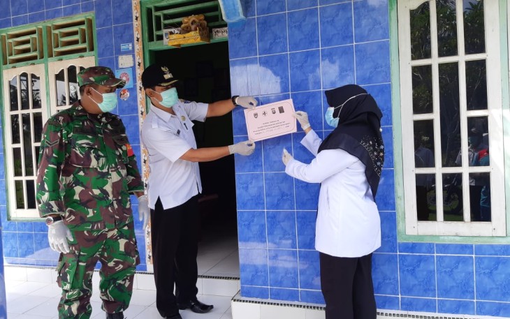 Pendatang di OKU Timur Didata dan Rumahnya Dipasang Stiker "Dalam Pengawasan Kesehatan"