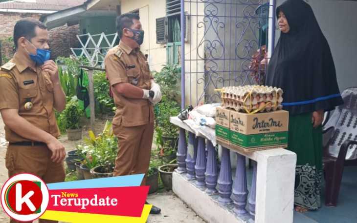 Camat Rantau Utara Turing Ritonga menyampaikan bantuan dari Bupati Labuhanbatu Andi Suhaimi Dalimunthe kepada keluarga IS