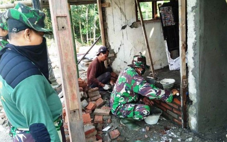 Teknisi Bangunan Dari Jajaran Kodim Pekalongan Terus Ditambah di Pekerjaan Rehab TMMD