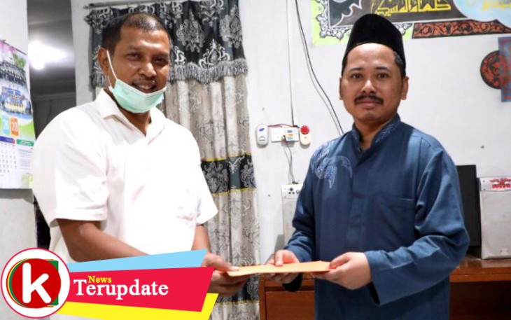Kepala Biro Umum BP Bata Kurnia Budi saat memberikan santunan di Panti Asuhan Ibadurrahman yang langsung diterima Ustadz Ali selaku pengurus Panti Asuhan Ibadurrahman