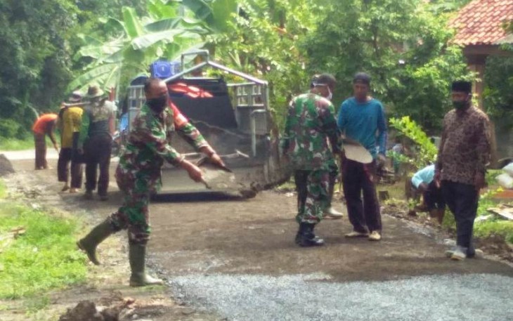 Tenaga Ahli Masih Setia Mendampingi Satgas TMMD Reguler Pekalongan Mengaspal Jalan