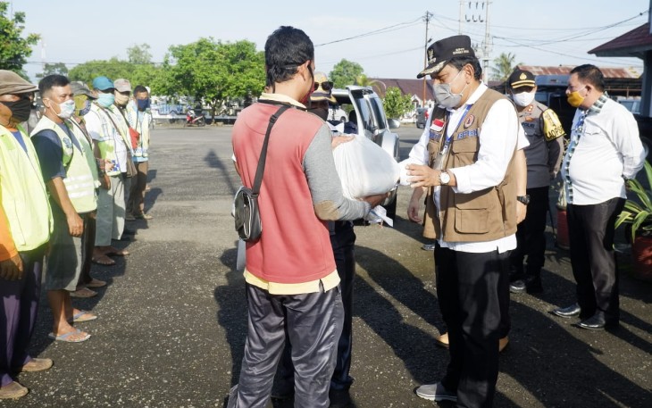 bupati Bengkulu Utara Mian Bagikan Sembako Pada Juru Parkir dan Tukang Ojek di Seputaran Argamakmur 