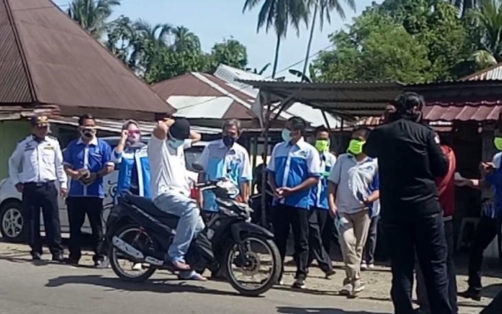 Pembagian Masker Kain Gratik Kepada Pengendara Oleh Dinas Komunikasi dan Informatika Kabupaten Bengkulu Tengah