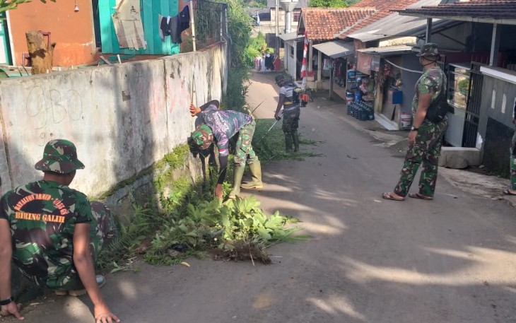Satgas TMMD Kerja Bakti Bersihkan Jalanan