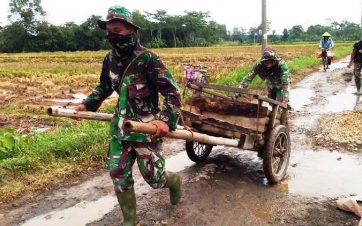 Menjadi Penarik Gerobak Terus Dilakoni Dua Prajurit di TMMD Reguler Pekalongan