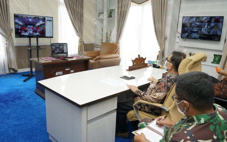 Bupati Kepahiang Hidayattullah Sjahid Mendengarkan Arahan Menteri Dalam Negeri Dengan Vidio Conference Terkait Penanganan Covid-19
