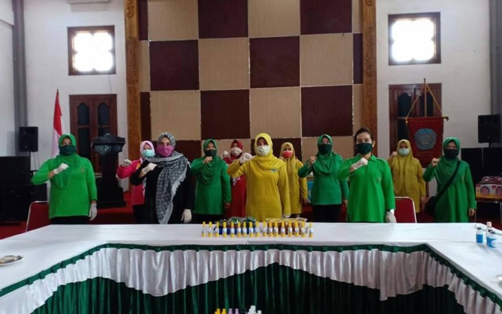 Pembuatan Hand Sanitizer di Rumah Dinas Bupati Mukomuko 