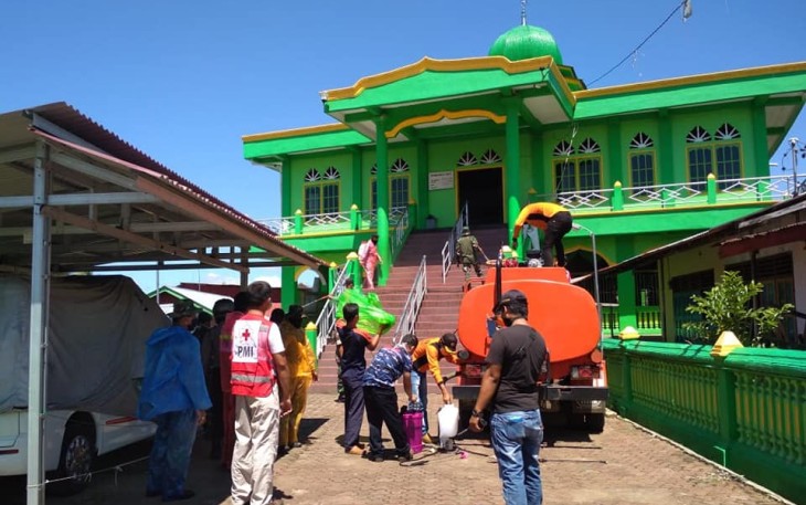 Tim Gugus Tugas Penanganan Covid-19 Bengkulu Utara Semprotkan Disinfektan di Rumah Ibadah 