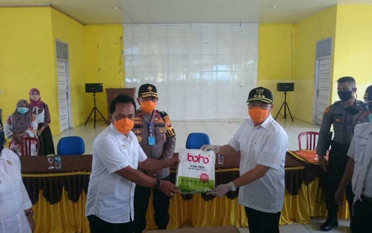 Gubernur Bengkulu Rohidin Mersyah Menyerahkan Bantuan Pangan Kepada Bupati Bengkulu Tengah Ferry Ramli Secara Simbolis 