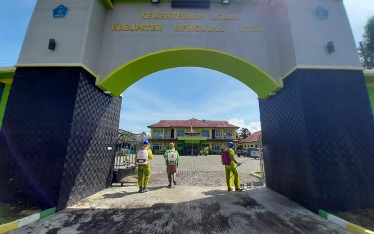 Tim Penanganan Covid-19 Bengkulu Utara Semprotkan Disinfektan di Wilayah Perkantoran 