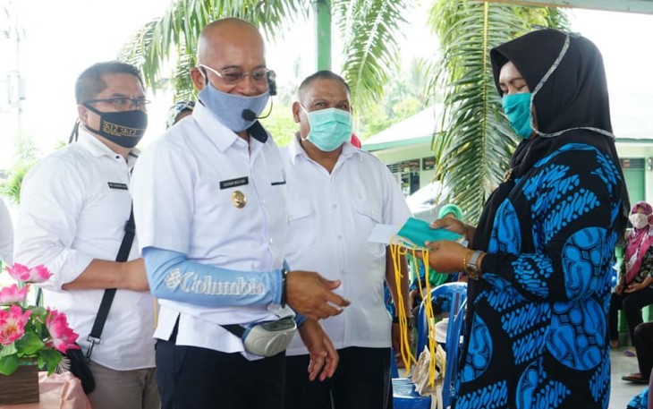 Bupati Bengkulu Selatan Gusnan Mulyadi Saat Berikan Masker Pada Kader Bangga Kencana 