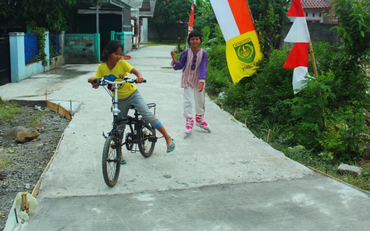 Perasaan Senang Anak-anak Lingkungan Jalan H. Amin Sudah Diperkeras 