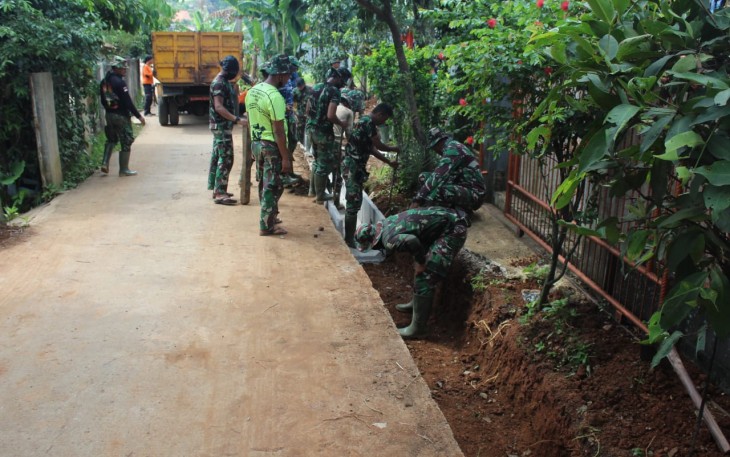 Satgas TMMD 107 Kodim 0508/Depok Kebut Pengerjaan Pembuatan Saluran Air