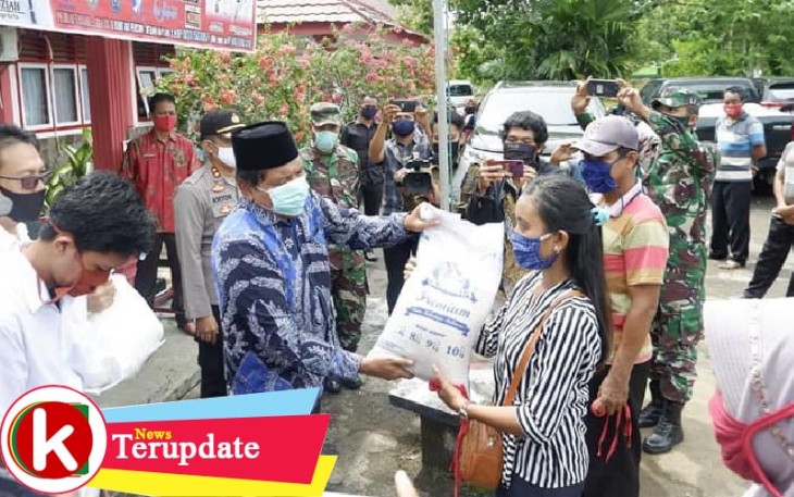 Bupati Bengkulu Utara Mian Berikan Bantuan Sembako Pada Masyarakat Pelaku Seni dan Usaha Catering