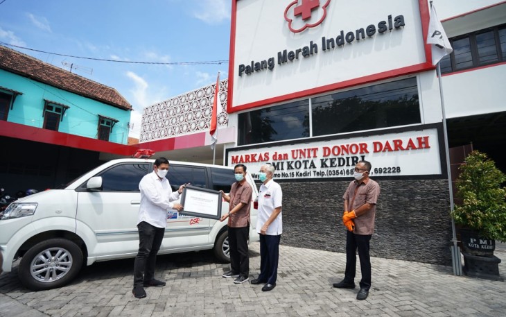 Gudang Garam Serahkan Ambulans ke PMI Kota Kediri