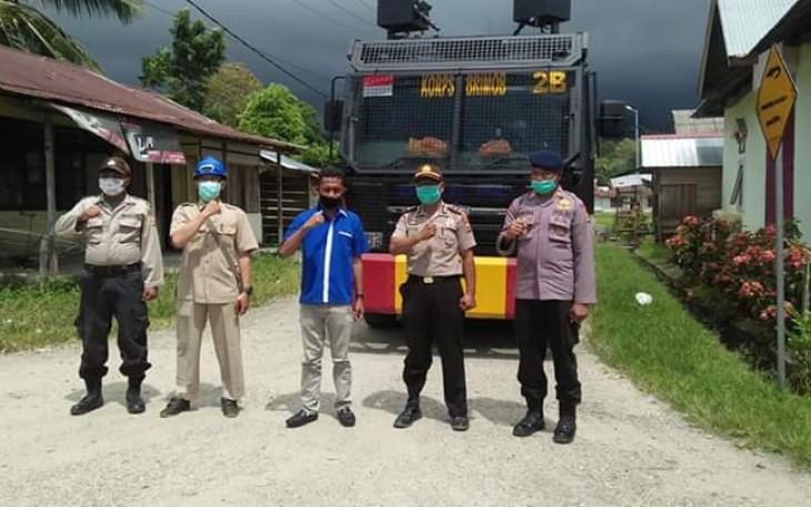 BM PAN Maluku bersama TNI/POLRI semprot cairan desinfektan di desa Waesala