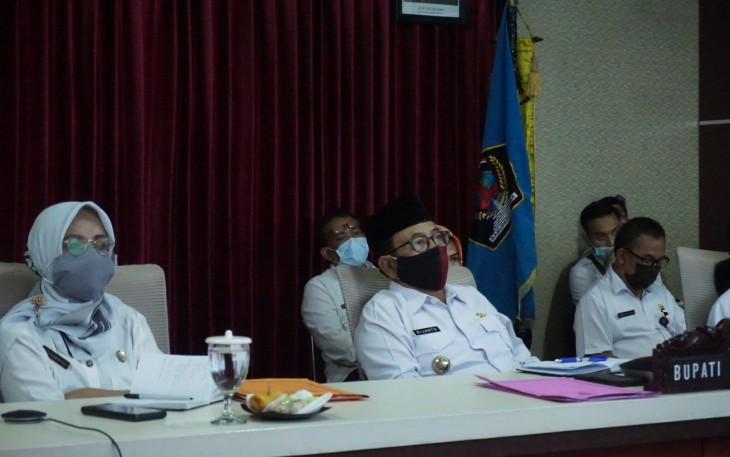 Bupati Rijanto didampingi sejumlah jajarannya saat Telekonferensi 