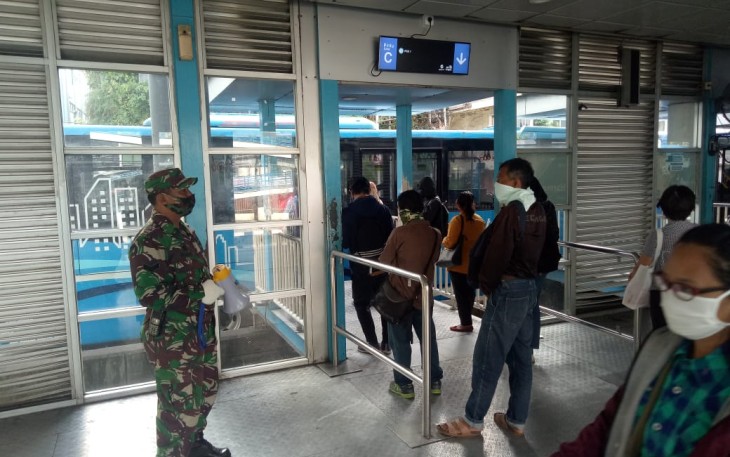 Babinsa Terus Ingatkan Physical Distancing di Halte Busway