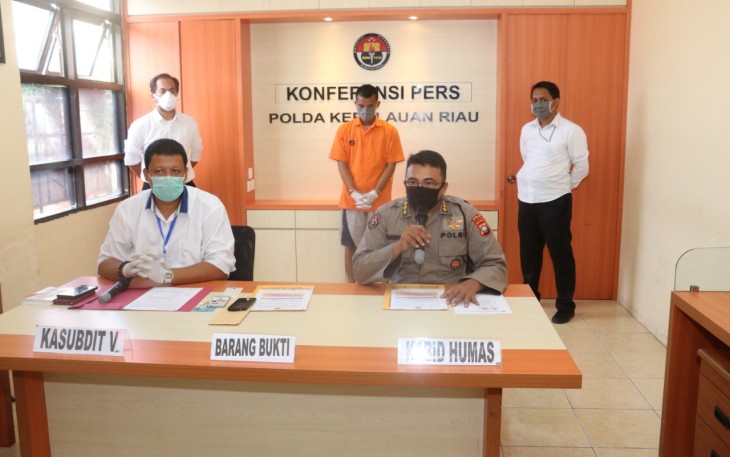 Kabid Humas Polda Kepri Kombes Pol Harry Goldenhardt S S.IK M.Si didampingi Kasubdit V Dittipidsiber Ditreskrimsus Polda Kepri Kompol I Putu Bayu Pati SIK MH (kemeja putih) saat Konferensi pers