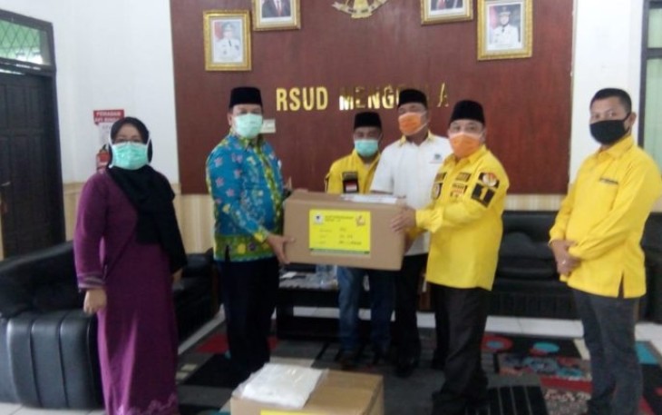 DPD Golkar Serahkan 50 APD ke RSUD Menggala Tulang Bawang