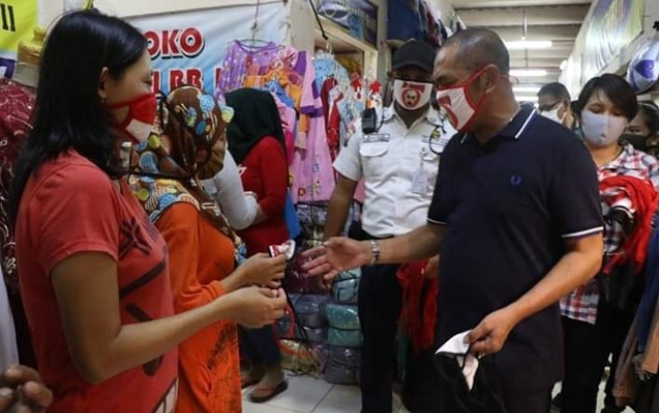 Wali Kota Solo FX Hadi Rudyatmo bagikan masker kepada para pedagang dan pengunjung di Pasar Klewer Solo.