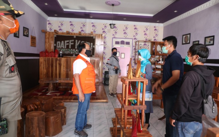 Bupati Blitar Rijanto (pakai rompi warna oranye) ketika di ruang posko IKM Percepatan Penanganan Covid-19 Kabupaten Blitar 