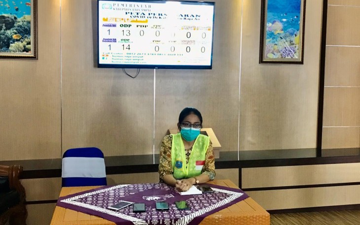 dr Rosenda saat keterangan pers di Kantor Bupati Raja Ampat Minggu (12/04/2020).