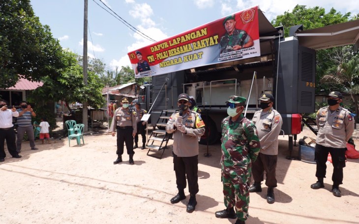 Wakapolda Kepri Brigjen Pol Drs H Yan Fitri Halimansyah MH didampingi Danrem 033/WP Brigjen TNI Gabriel Lema S.Sos saat tinjau Dapur umum di Batuaji Kota Batam Kepri