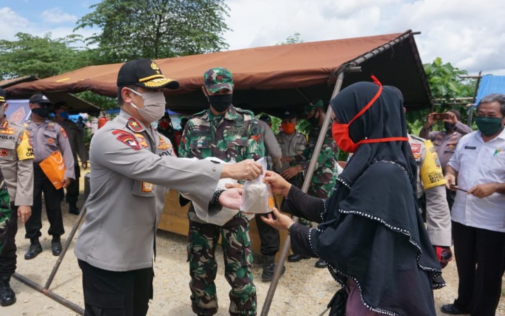 Polda Sultra Bersama TNI Berbagi Makanan dan Masker Gratis