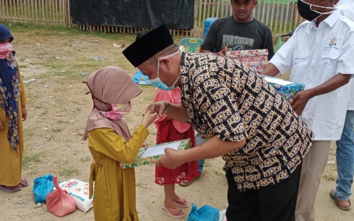 Tarmizi Daud Anggota DPRK Aceh Timur Bagikan Sembako Untuk Anak Yatim 