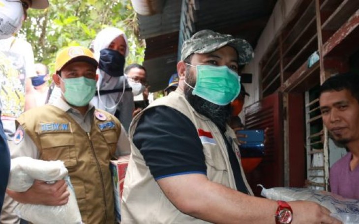 Wali Kota Bengkulu Helmi Hasan Saat Memperagakan Simulasi Pembagian Sembako 