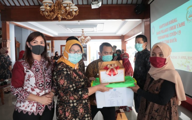Penyerahan Bansos oleh TP PKK Kabupaten Blitar bersama Bhayangkari Blitar dan Bhayangkari Blitar Kota