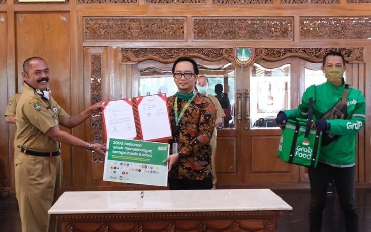 Walikota Solo FX. Hadi Rudyatmo bersama perwakilan Cluster Lead Grab Solo Raya saat serah terima bantuan makanan di Balaikota Surakarta.