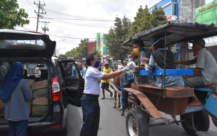 ASN Peduli Sehari Bagikan 1.800 Nasi Bungkus