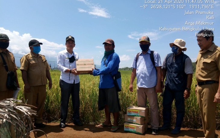 Kepala Dinas Tanaman Pangan Holtikultura dan Perkebunan Provinsi Bengkulu Ricky Gunarwan mewakili Gubernur Rohidin Bantu Pestisida Buat Petani